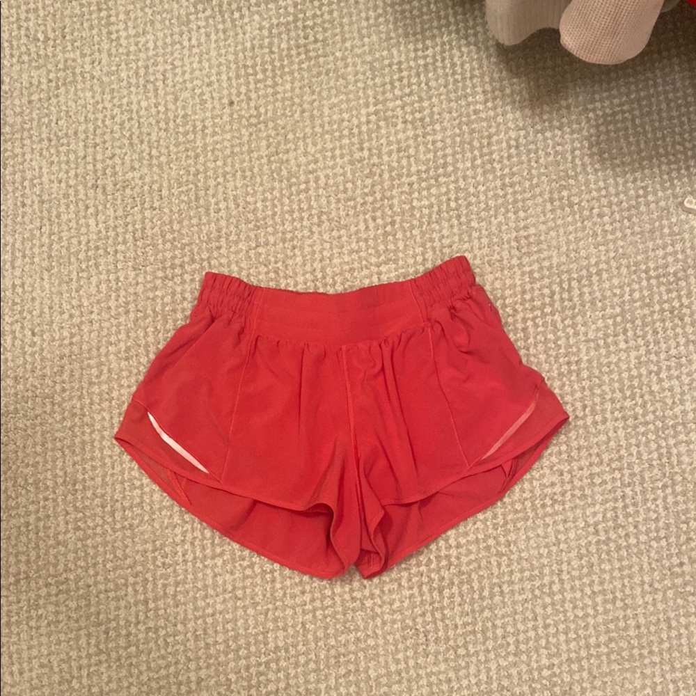 Lipgloss color hotty hots from lululemon 
Size 6
2.5 inch
Good condition